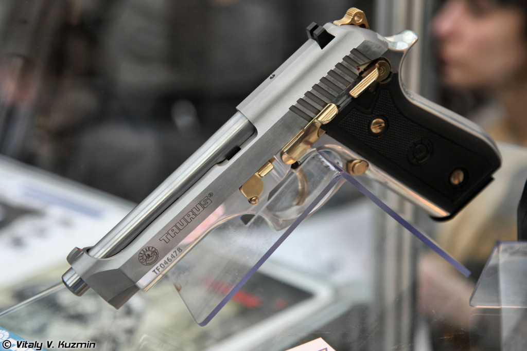 Bopes vapen: Taurus PT92: Brasiliansk 9 millimeters semiautomatisk pistol som kan laddas med upp till 17 skott. Tillverkas i en tidigare Barettafabrik i São Paulo.