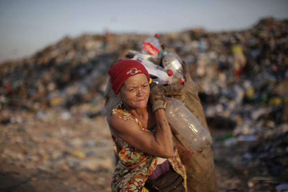ap foto : felipe dana : in this photo taken feb. 10, 2011, a woman collects recyclable materials from jardim gramacho municipal landfill where the documentary lixo extraordinario, or waste land, was filmed in rio de janeiro, brazil. after decades of anonymity, the workers have been catapulted to fame by a collaboration with brazilian artist vik muniz, who used the trash they sort to create portraits of the pickers. a documentary recording that experience is now vying for an oscar. (ap photo/felipe dana) / scanpix code: 436 photo taken feb 10 201 brazil oscar dum automatarkiverad
