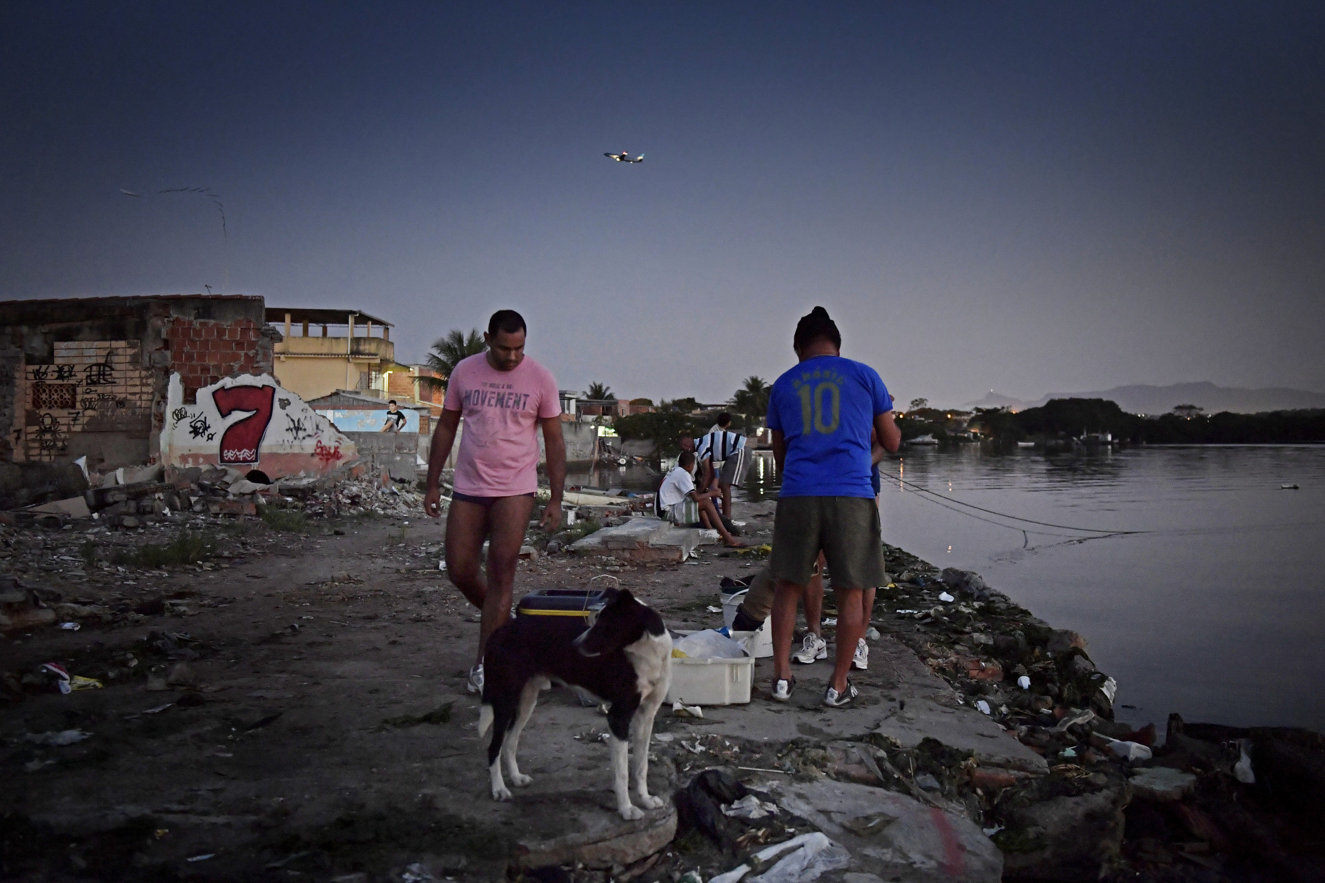 foto : stemat : os i rio de janeiro. miljöförstöring i guanabarabukten. wagner lina da silva arbetar som fiskare och berättar hur han drabbats av det försämrade vattnet.